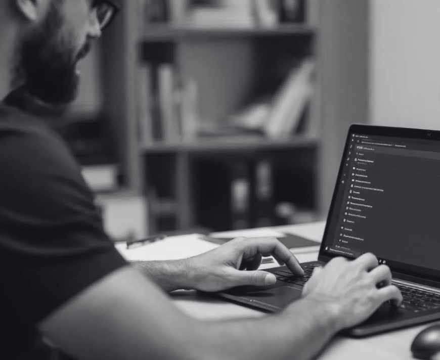 IT administrator managing SharePoint version control and storage settings for site collection efficiency